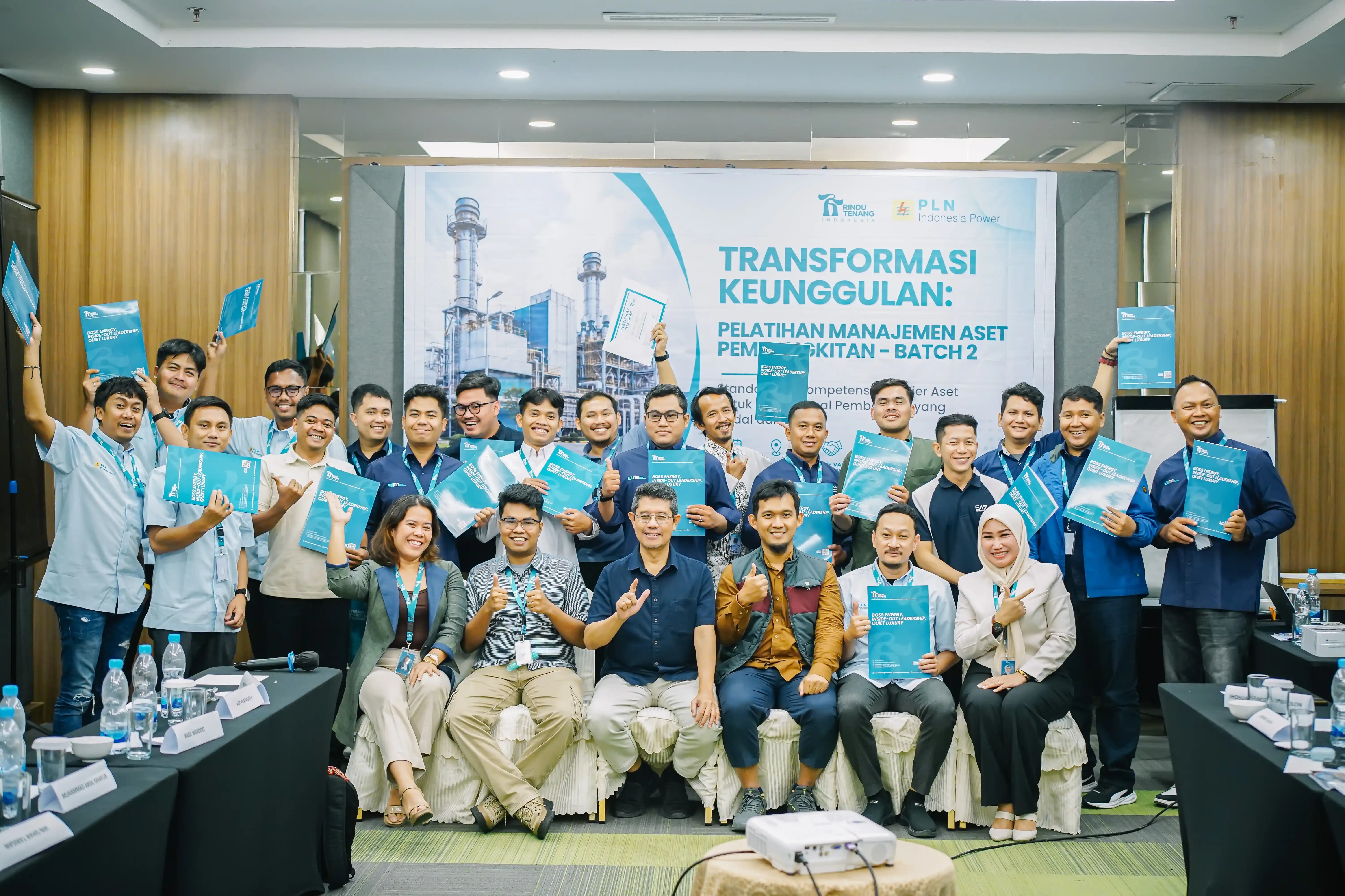 Foto Bersama setelah Penyerahan Sertifikat Pelatihan Aset Pembangkitan Batch 2